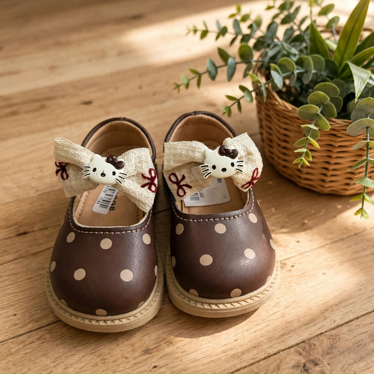 Smile Baby girls brown Hello Kitty bow shoes front view