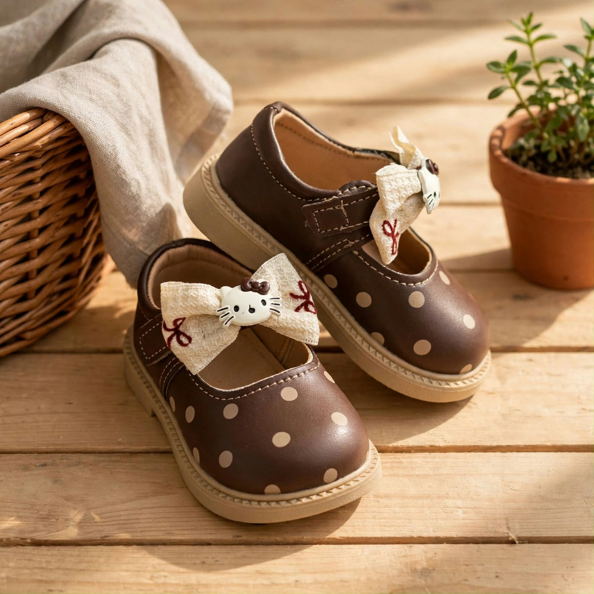 Smile Baby girls brown Hello Kitty bow shoes side view
