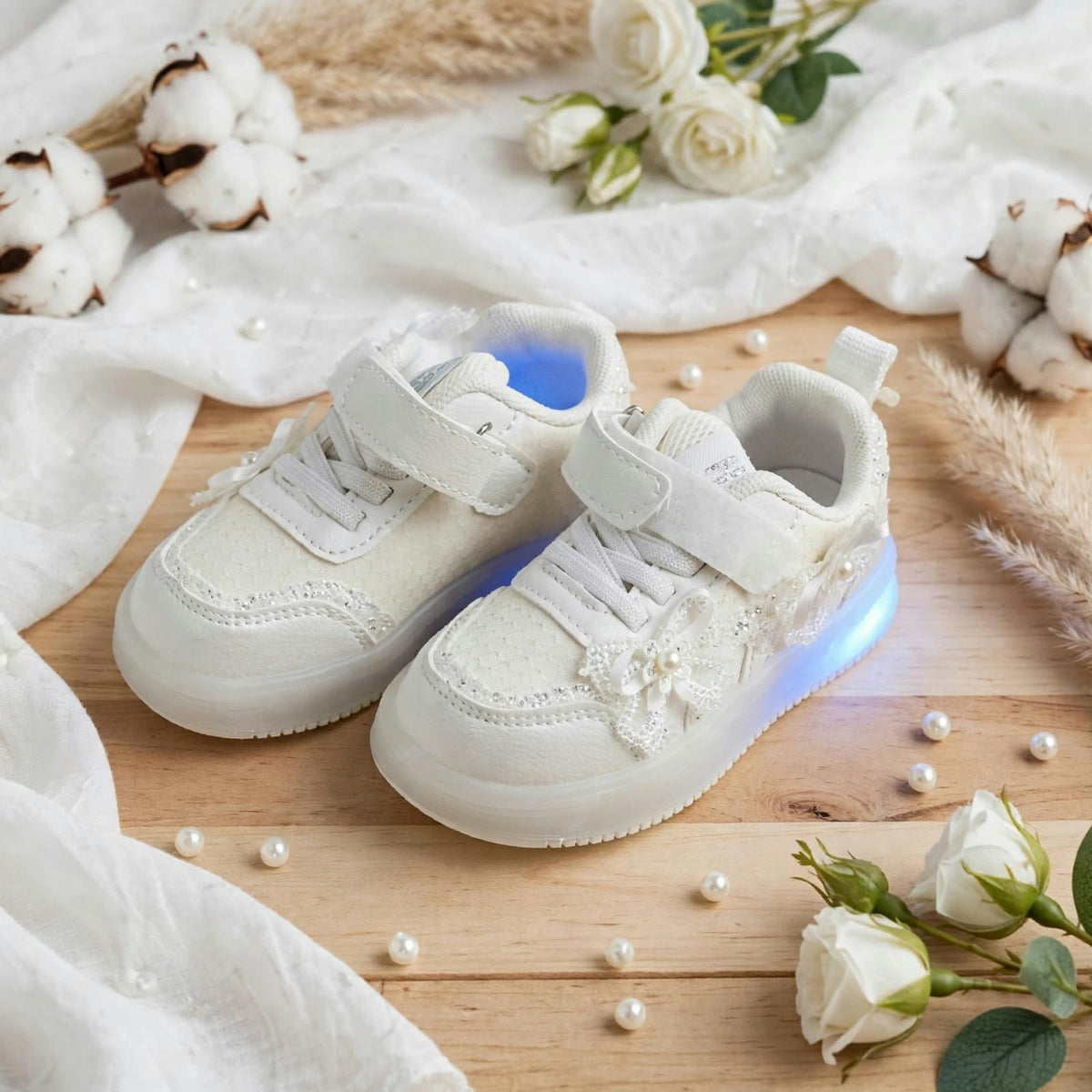SMILE BABY white baby girl LED sneakers - close-up