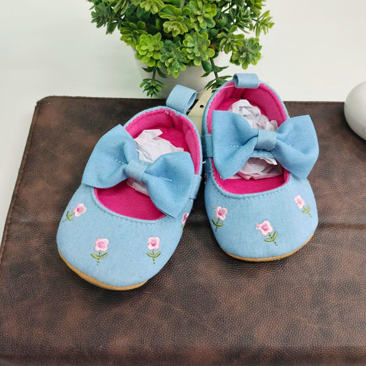SMILE BABY Delightful blue baby booties for girls with floral embroidery & a charming bow. Soft sole, easy slip-on design. Perfect for 0–18 months!