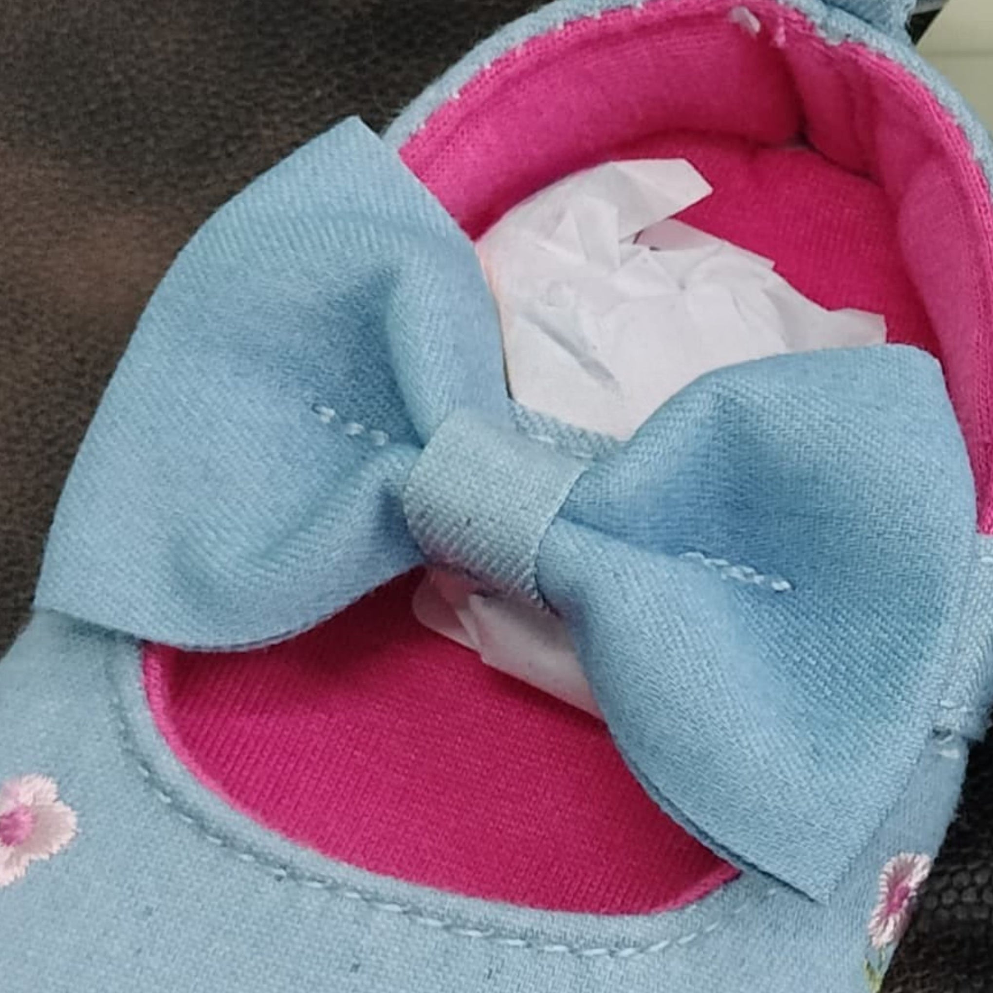SMILE BABY Delightful blue baby booties for girls with floral embroidery & a charming bow. Soft sole, easy slip-on design. Perfect for 0–18 months!