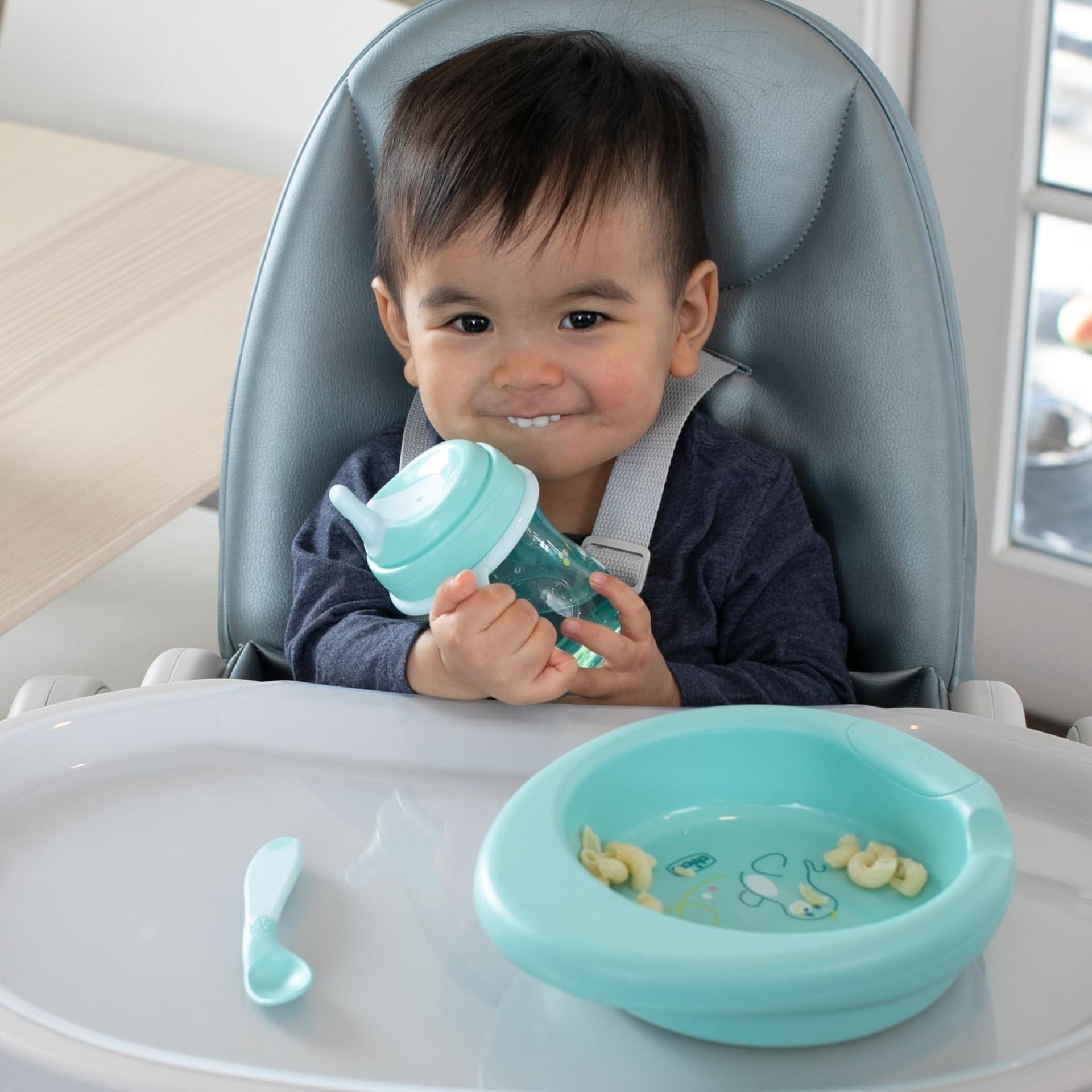 Chicco Training Cup, Plastic, A Non-Spill Children's Cup, A Cup for Learning to Drink, Semi-Soft Ergonomic Spout, Removable Valve and Handles, 6 Months+, BPA Free, Blue