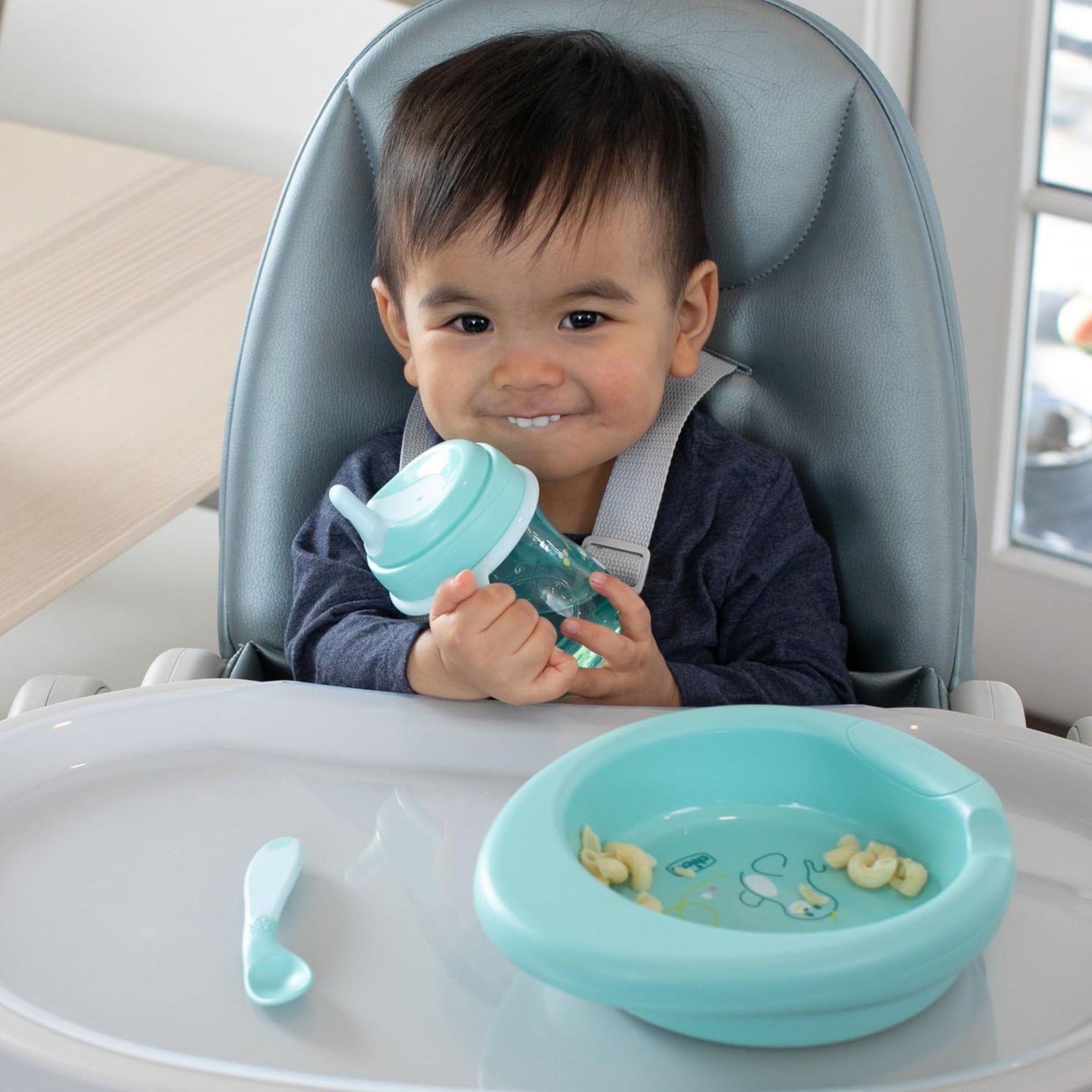 Chicco Training Cup, Plastic, A Non-Spill Children's Cup, A Cup for Learning to Drink, Semi-Soft Ergonomic Spout, Removable Valve and Handles, 6 Months+, BPA Free, Blue