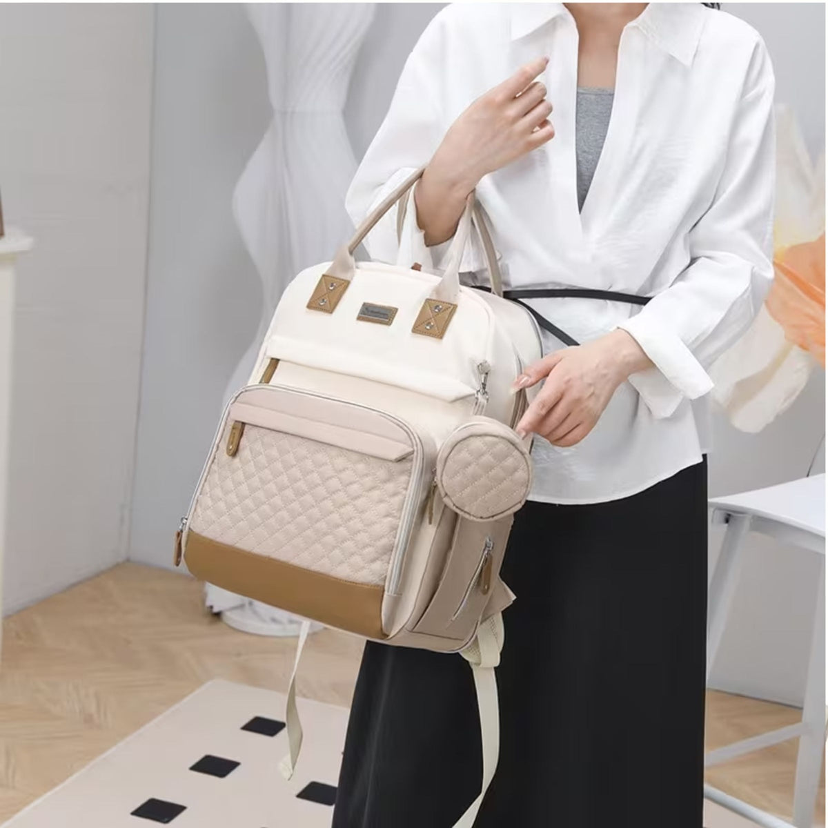 Smile Baby DOUDOUYA baby diaper backpack carried by mother
